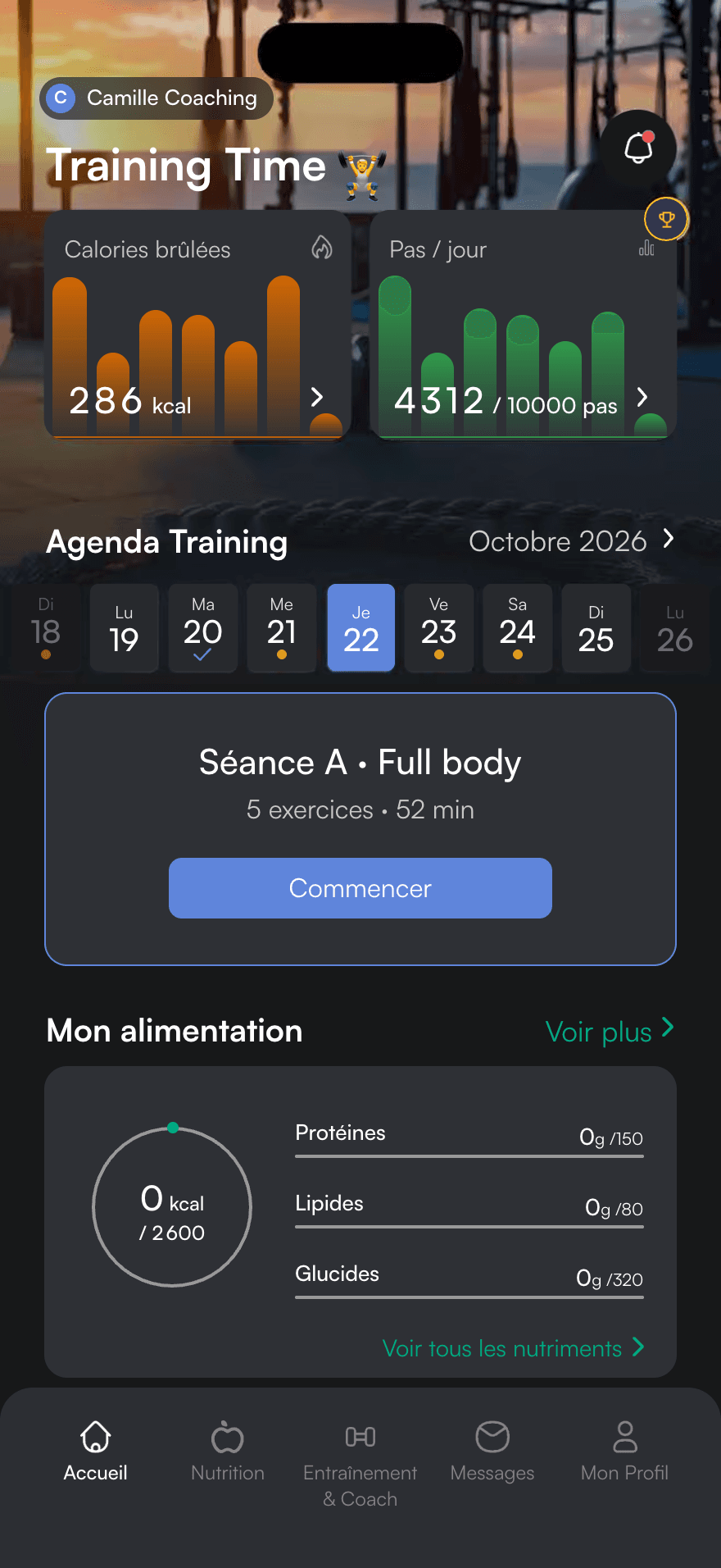 Accueil de l’app sportif à la marque « Camille Coaching » : calories brûlées, pas du jour, agenda de la semaine, séance A · Full body prête à commencer et suivi de l’alimentation.