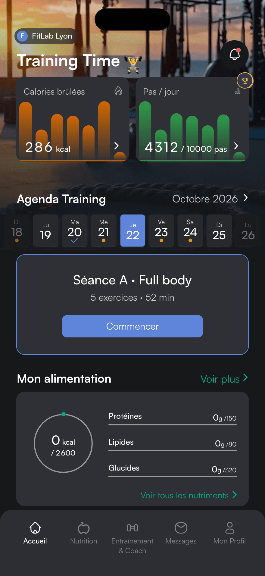 Athlete app home under the « FitLab Lyon » brand: calories burned, steps of the day, weekly calendar, session A · Full body ready to start and nutrition tracking.
