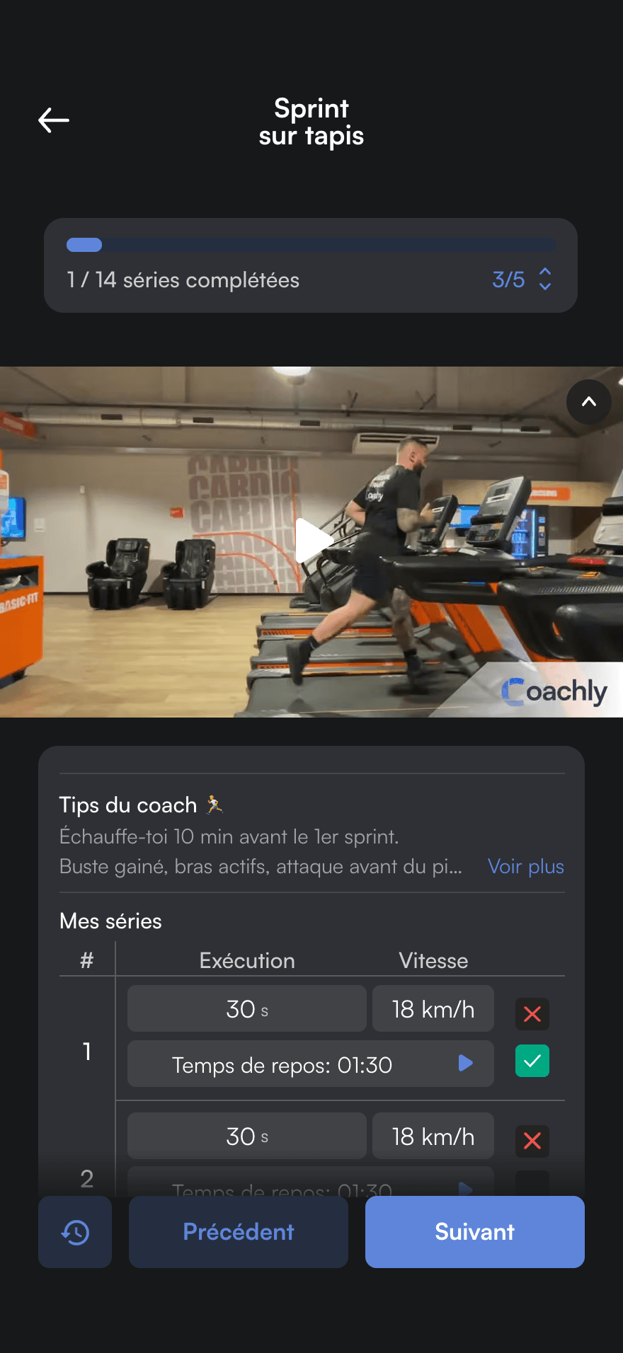 Séance en cours dans l’app sportif : sprint sur tapis en vidéo, séries de 30 s à 18 km/h et conseils du coach, 1 série sur 14 complétée.