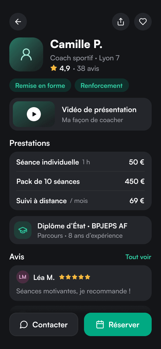Profil de Camille P. dans l’app sportif : note de 4,9 sur 38 avis, vidéo de présentation, prestations et tarifs, diplôme et 8 ans d’expérience, avis, boutons « Contacter » et « Réserver ».