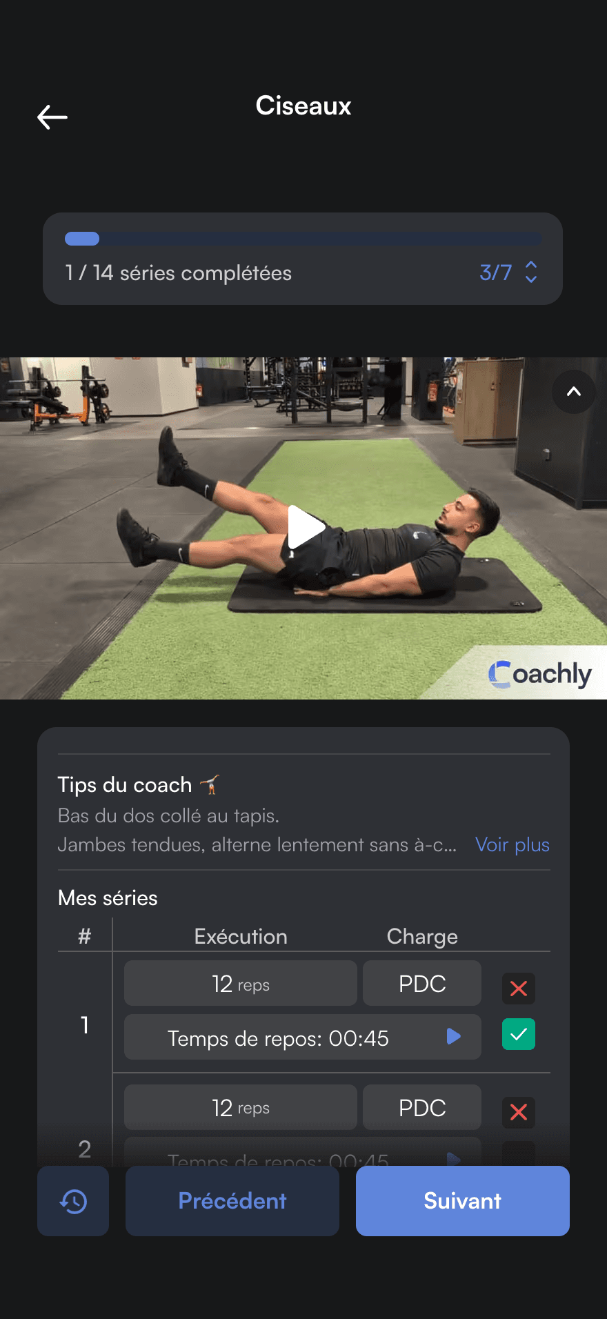 Séance en cours dans l’app sportif : ciseaux en vidéo, conseils du coach et séries de 12 répétitions, 1 série sur 14 complétée.